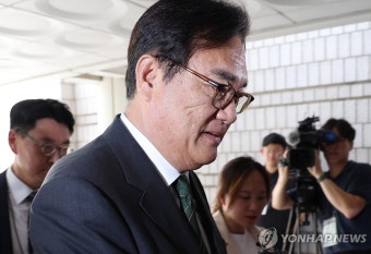 정진석 비서실장, 2심 선고 공판 출석
