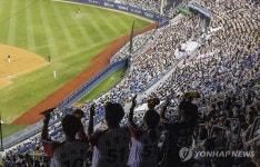 평일 저녁에도 야구장 찾은 시민들