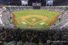 평일 저녁에도 야구장 찾은 시민들