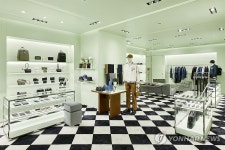 롯데백화점 잠실점 프라다 매장 새 단장 오픈