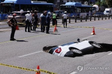 땅꺼짐 사고로 빠져 버린 승용차