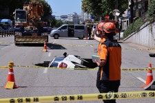 땅꺼짐 사고로 빠져 버린 승용차