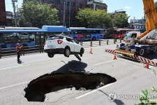 성산로에 땅꺼짐 발생, 옮겨지는 사고차량