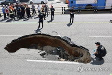 성산로 땅 꺼짐 사고 폭 깊이 측정하는 관계자들