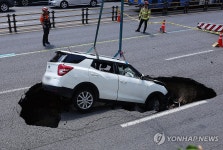 성산로에 땅꺼짐 발생, 옮겨지는 사고차량