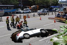 땅 꺼짐 사고 피해차량 꺼낼 준비하는 소방