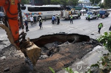 복구 작업 이뤄지는 성산로 땅꺼짐 사고 현장