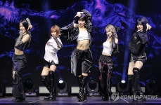 르세라핌, 신곡 크레이지 무대 공개