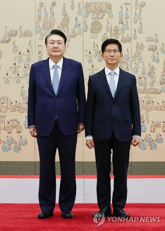 윤석열 대통령, 김문수 고용노동부 장관 임명장 수여