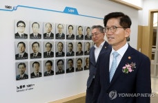 역대 노동부 장관 앞 입장하는 김문수 고용노동부 장관