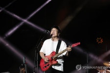 공연 펼치는 김창완