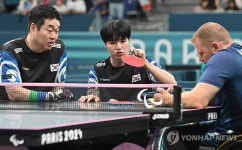 상대팀 라켓 확인하는 박성주와 장영진