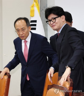 최고위원회의 입장하는 한동훈 대표와 추경호 원내대표