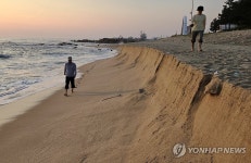 깎여 나가 절벽이 된 경포해변 백사장