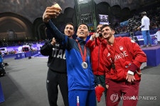 2024 파리 패럴림픽 장애인 태권도 남자 선수들, 빅토리 셀피 촬영