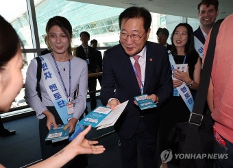 외국인 자동출입국심사 홍보하는 법무부 장관