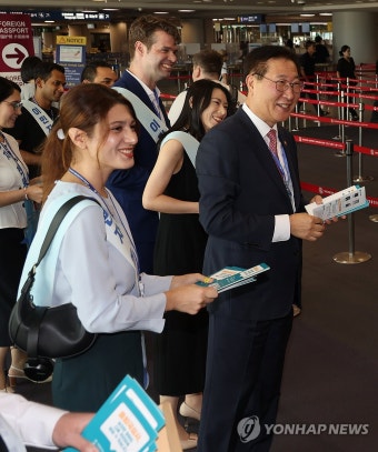외국인 자동출입국심사 홍보하는 법무부 장관