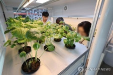 스마트팜 살피는 관람객