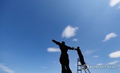 가을 하늘 아래 작품 준비 중