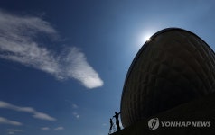 가을 하늘 아래 작품 준비 중