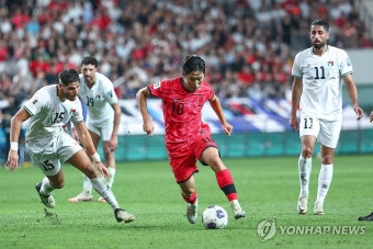 수비 셋 상대하는 이강인