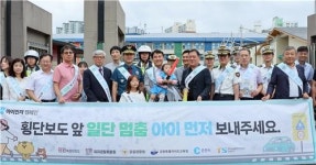 아이 먼저 등굣길 안전지킴이로 나선 김진태 강원지사