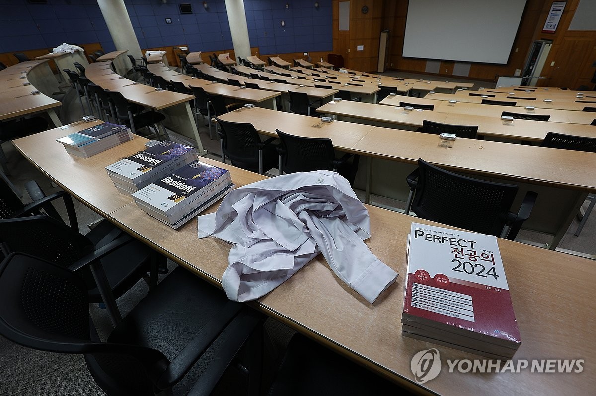 교육부, 의대생 3월 복귀 전제로 내년도 의대 모집 인원 3,058명 유지 결정