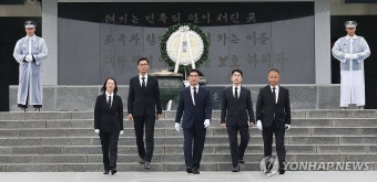 현충탑 참배 마친 김용현 신임 국방부 장관