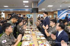 장병들 격려하는 우원식 국회의장