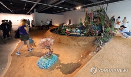 판소리 내세운 광주비엔날레…다양한 목소리로 공간 탐색