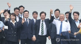 민주당 지도부, 평산마을 총출동