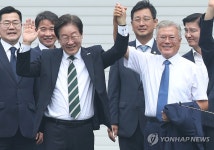 문 전 대통령·민주당 지도부 손 번쩍