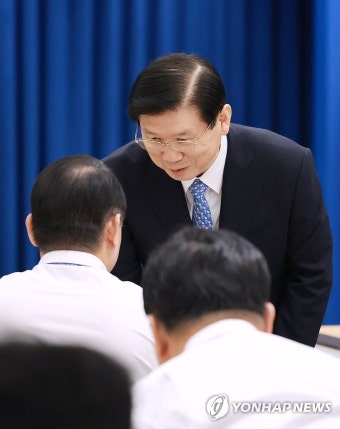 취재진과 인사하는 박종준 신임 대통령 경호처장