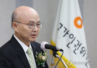 취임사하는 안창호 인권위원장