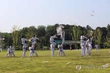 태권도 시범 선보이는 특전대원들