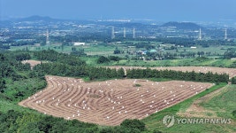 베일러 포장 건초가 만든 풍경