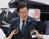 법정 출석하며 인사하는 민주당 이재명 대표