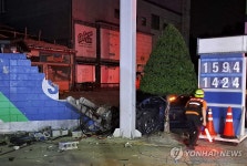 강릉서 승용차가 주유소 담벼락 들이받아…4명 부상
