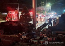 강릉서 승용차가 주유소 담벼락 들이받아…4명 부상