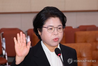 선서하는 김복형 헌법재판관 후보자