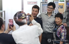 부산 돼지국밥집서 사진 찍는 한동훈 대표