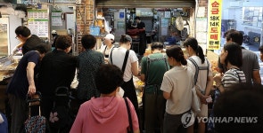 붐비는 망원시장 반찬가게