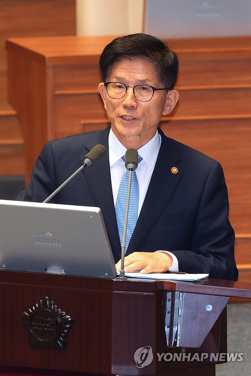 이상민 장관, 계엄 선포 당일 국무회의 참석 후 계엄을 알았다면 참석하지 않았을 것 발언으로 논란.
