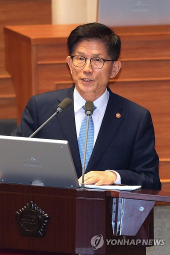 이상민 장관, 계엄 선포 당일 국무회의 참석 후 계엄을 알았다면 참석하지 않았을 것 발언으로 논란.