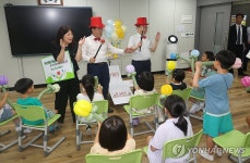 늘봄 교사로 변신한 교육부 차관·부산시 교육감