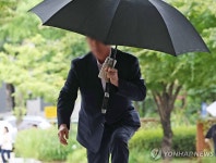 법정 들어서는 손 모 씨