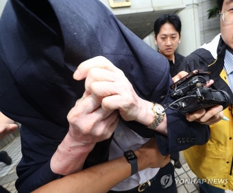 취재진 피해 법정 나서는 '전주' 손 모 씨