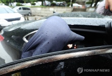 취재진 피해 법정 나서는 전주 손 모 씨