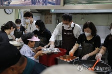 배식 봉사하는 이형일 통계청장