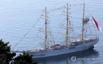 부산작전기지 입항한 인도네시아 해군 범선